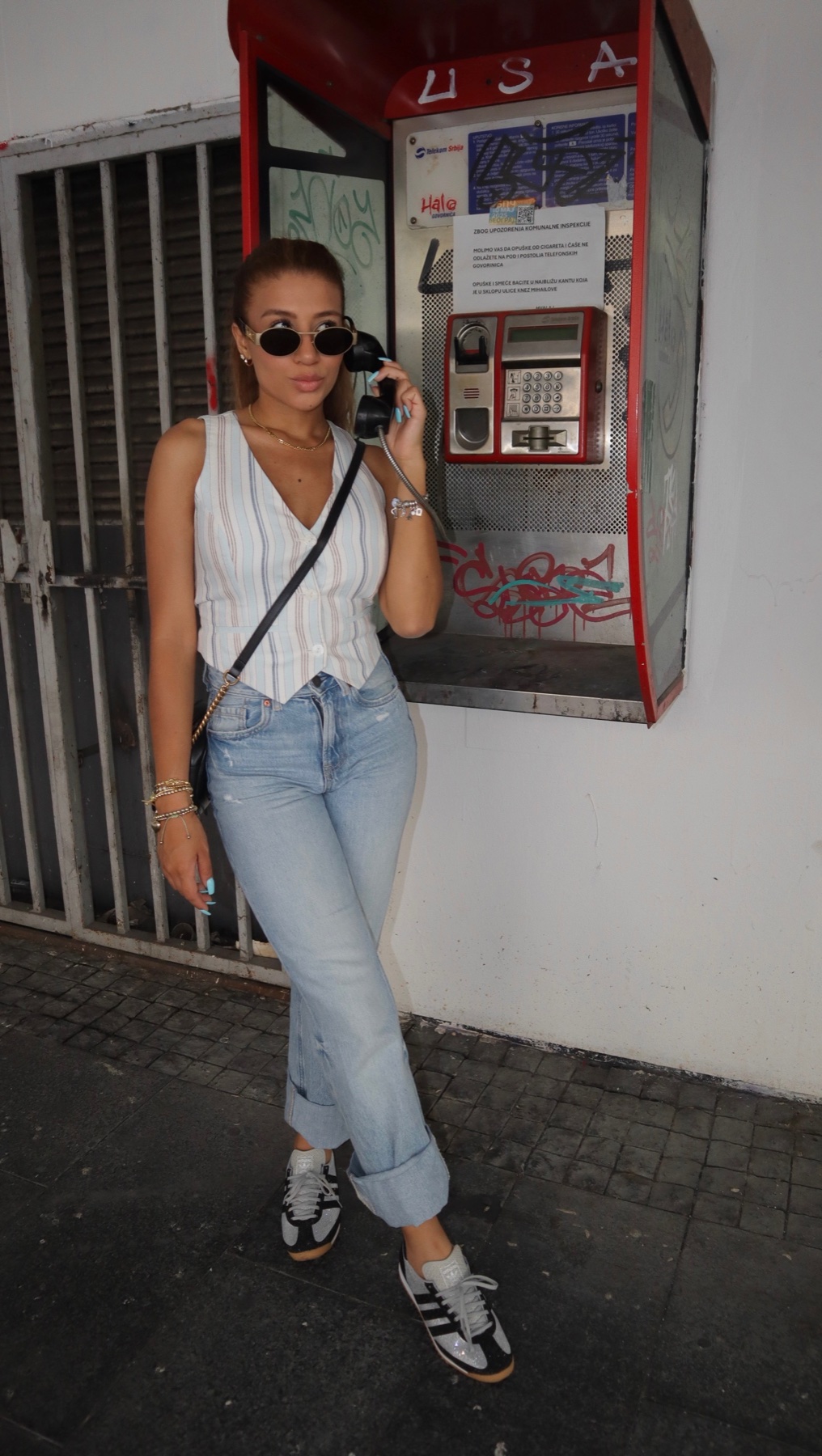 Rossyfreesh junto a un teléfono público en Belgrado